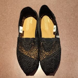 TOMS Women's Black Floral Crochet Flats